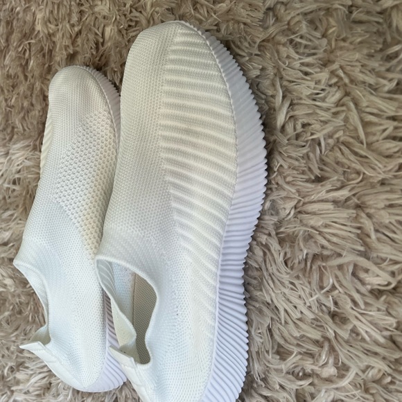 White Slip-On Sneakers with Breathable Mesh. Size 8 - Picture 10 of 10